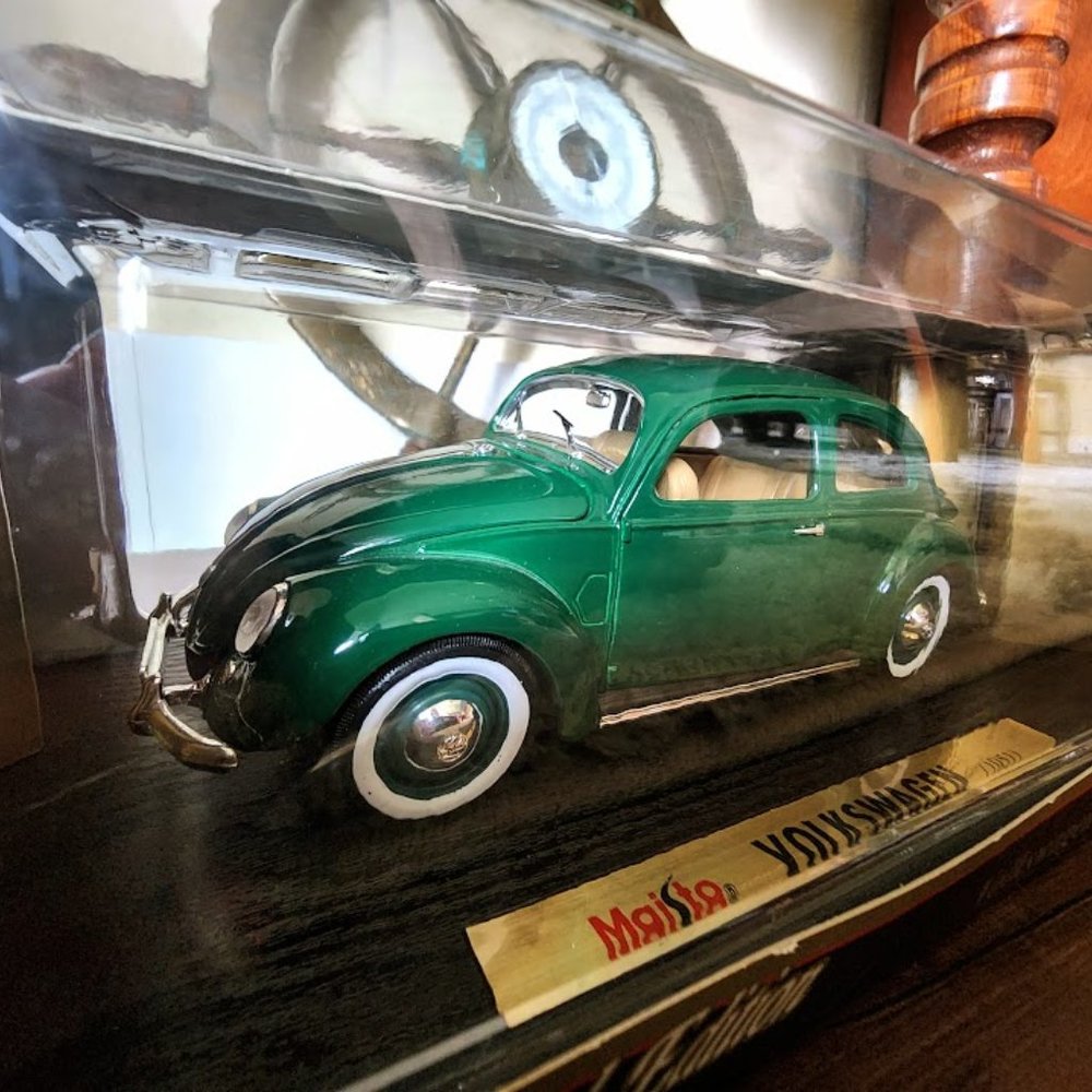 Maisto Special Edition 1951 Volkwagen Export Sedan 1:18 - Picture 3 of 11